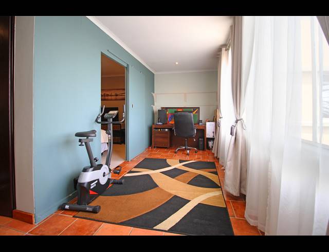 2 BEDROOM APARTMENT FOR SALE IN HOUGHTON ESTATE